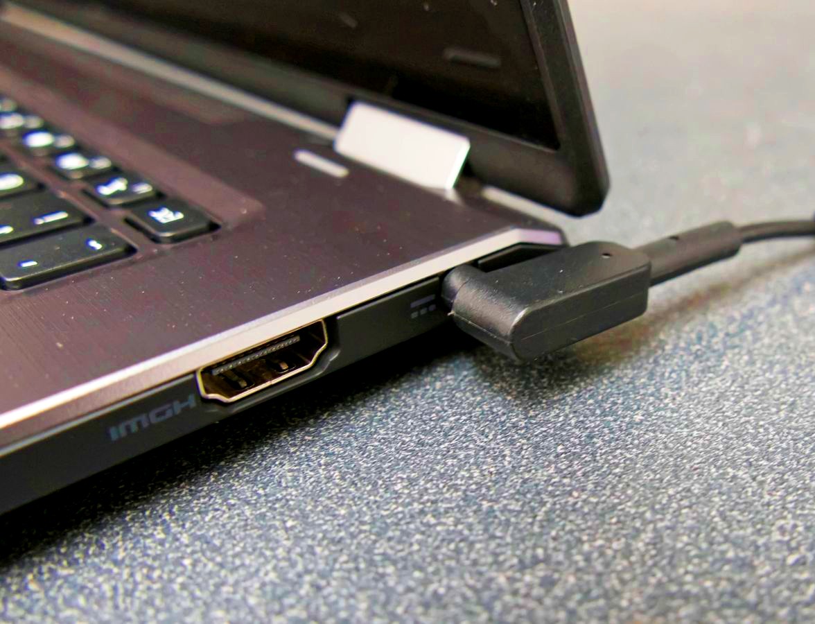 Laptop sạc pin không vào cũng có thể do bụi bẩn hay vật gì đó bị kẹt bên trong jack cắm kết nối giữa dây sạc và đầu nối.